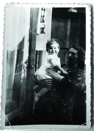 Alida Jeanne Veldmanwith her mother Henriette Veldman-Zwanenburg