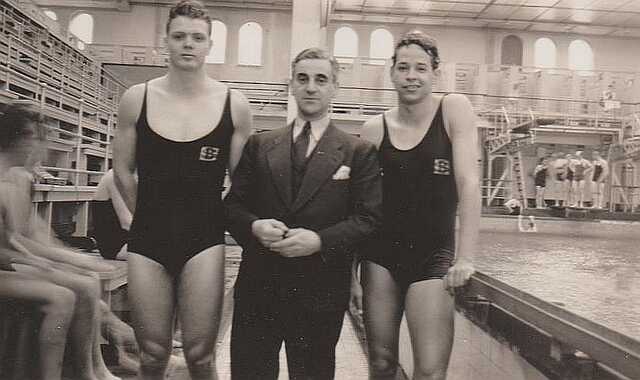 Fritz Grossmann, zwemtrainer bij zwemvereniging Het Y, Sportfondsenbad-Oost te Amsterdam, foto gemaakt in 1934/1935