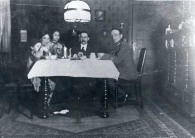 Adolf Kastellan (midden met snor), 1915.