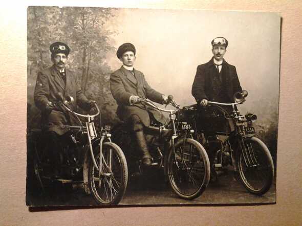 Op de foto staan v.l.n.r. Moritz Bargeboer, Jan Wind en Roelf Mulder.