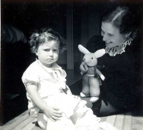 Else Freudenthal-Spinner met haar dochter omstreeks 1940 