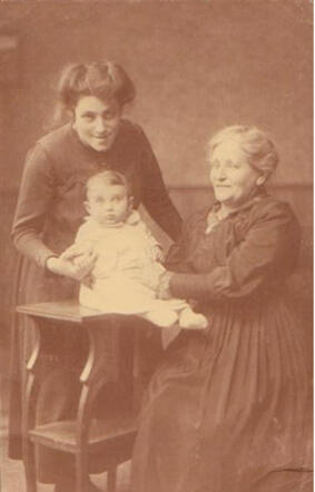 Elisabeth Vecht-Heimans, haar schoonmoeder Bertha Vecht-Weijl en haar kleindochter Bertha in 1921.
