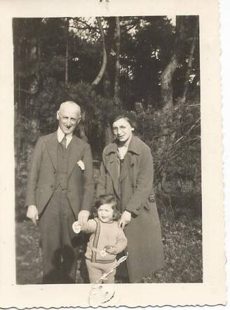 Isidor de Vries en Henriette Helena (Jet) de Vries-Vecht en hun 5-jarige zoontje Charles in 1932