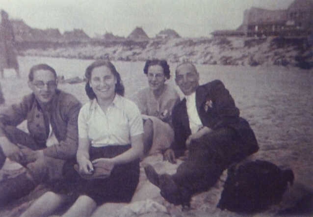 Julie Schelvis-de Rosa (2e van rechts) met haar broer, zus en vader