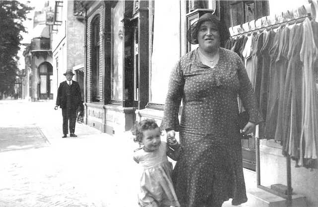 Klara Polak Nathans with her granddaughter Nanny 