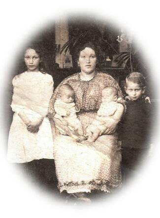 Klara Polak-Nathans with her children