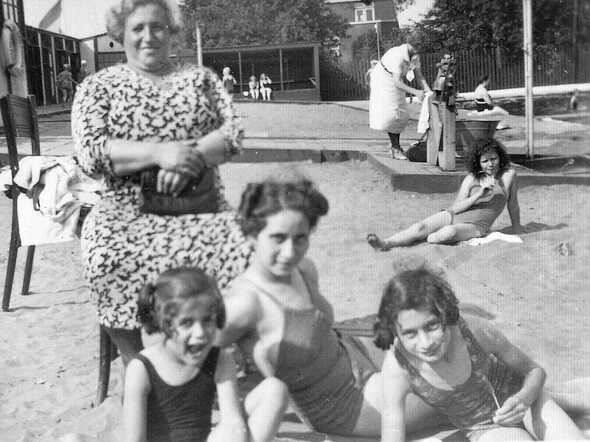Klara Polak Nathans and her grandchildren
