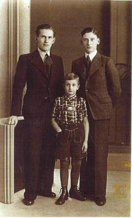 Bernard Max van Dam, met links zijn oudste broer Martijn en rechts Siemon. (en)
