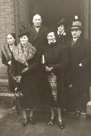 Saartje Bronk-van der Sluis bij een huwelijk in 1941