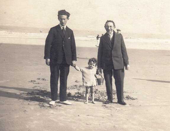 Aron Woms with his daughter and father-in-law Meijer de Lieme