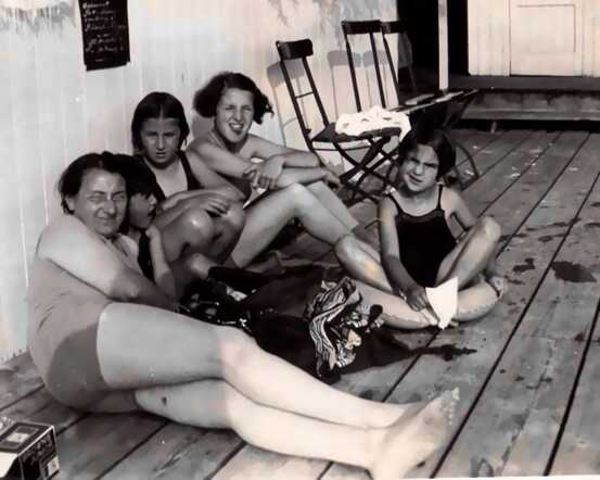 1930~Deen Family Oud Loosdrecht Plasen.jpg