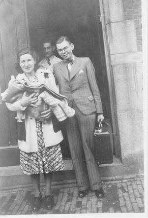 Ephraim Izaak Levie en Johanna Rosenbaum-Zion gaan naar huis met hun pasgeboren baby Betty, augustus 1941