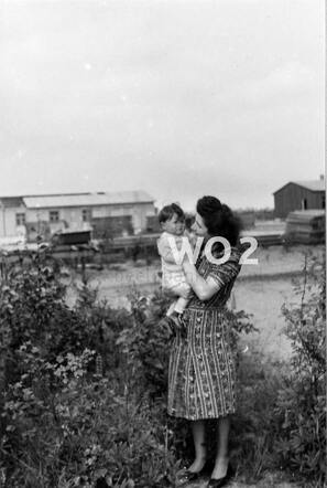 Renée Gottschalk op de arm van een onbekende vrouw. Westerbork, 1942..jpg
