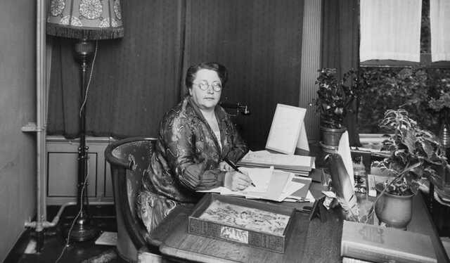 Rosa Manus.png