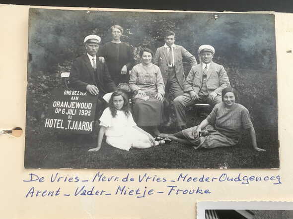 Pag 4 6 juli 1925 Tjaarda dhr en mevr de Vries Opa, oma, Arent, Mietje en Frouke Oudgenoeg.jpg