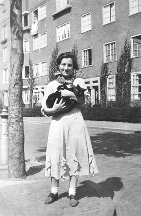 Eva Degen met haar kat, ±1934