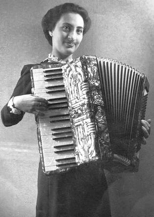 Eva Degen  ±1939
