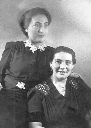 Eva Degen and her mother Sientje van der  Glas, ±1939