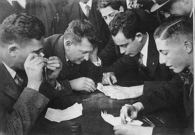 Diamantbeurs te Amsterdam in 1935 met  rechts Louis Degen