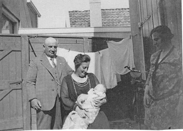 Bep Menco in de armen van haar oma Bertha van Gelder-de Jong.