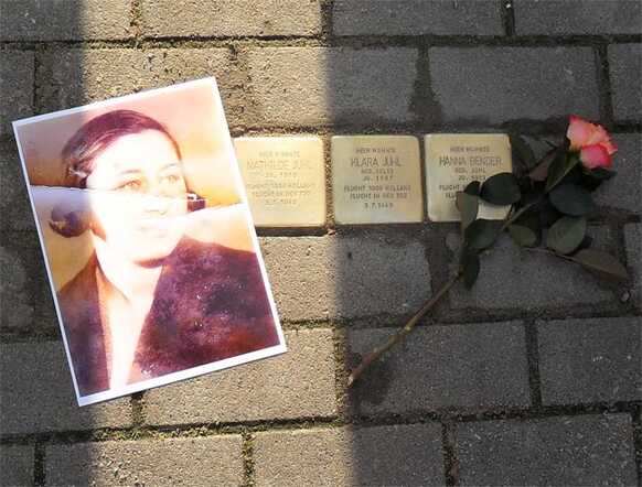 Photo of Hanna Juhl and Stolpersteine in rememberance of the family