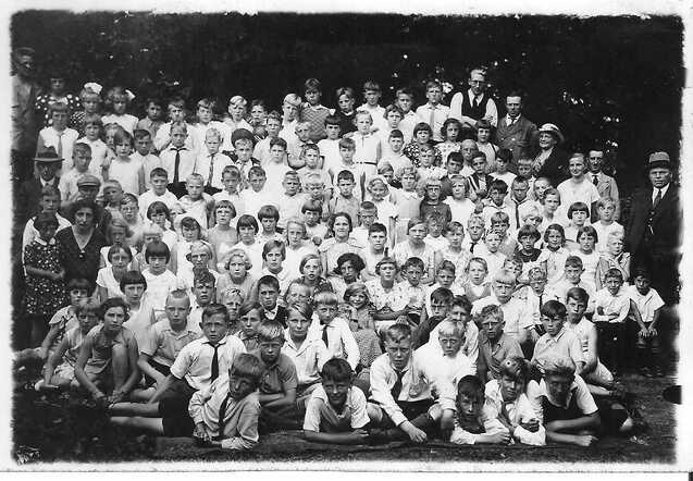 Leen Akker Tweede rij in het midden (Appingedam- 1930)