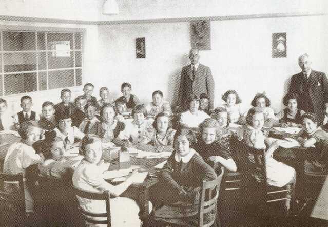 Hendrina (Lientje) van der Heijden (achter 3de r)
