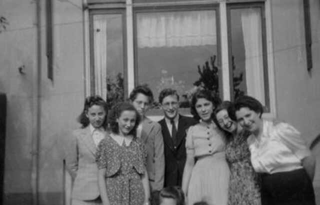 Hendrika Henriëtte (Rieky) Zaligman (2nd from the left), 1942