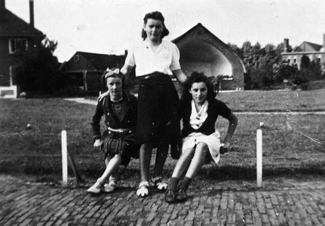 Hendrina (Lientje) van der Heijden (r)