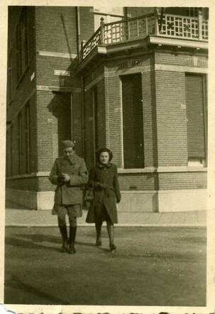 Johanna (Annie) van der Heijden (r)