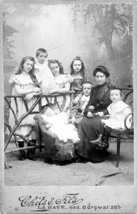 Leah Louise de Pinto with her little brothers, sisters and nanny, about 1903