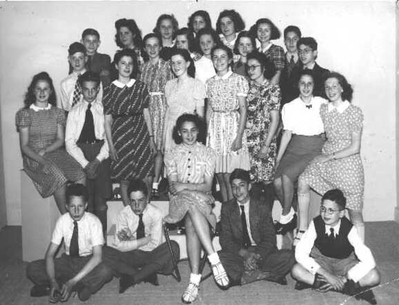 Lodewijk Gompertz 4th from left sitting in the front, Jewish Lyceum Amsterdam Spring 1942