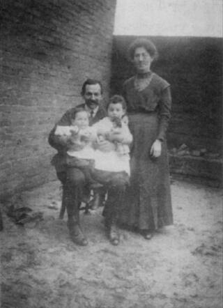Louis Snatager & Lena van Creveld and two of their children