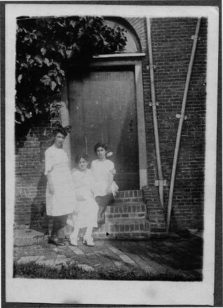 1920 Sara Regina Bachrach, met Helena Martha Levy-Frijda en Martha Hendrika Frijda in Elst.