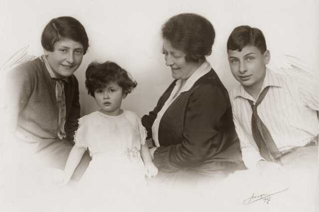 Henriette de Wit-Wolf en haar kinderen, 1927