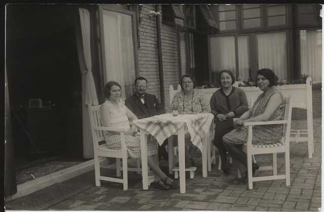 Personeel van het Joodse Weeshuis in Leiden, 1930
