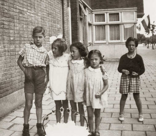 1940 Jaap, Ans, Renée, Betty, Rita Goudeket in front of the school