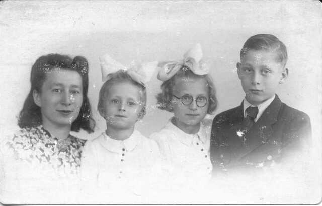Clara met haar 3 kinderen (foto uit 1942)