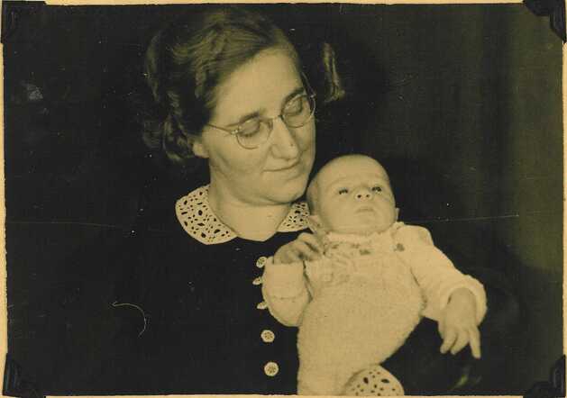 Carolina Heertje-Cohen and daughter Paula.