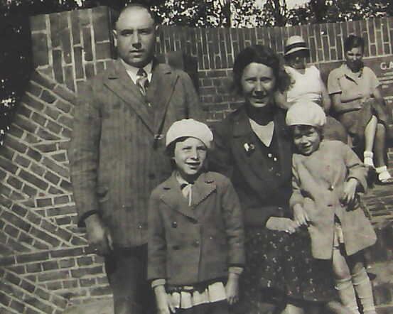 Hartog (Herman), Anna, Jannie , Jopie Canes