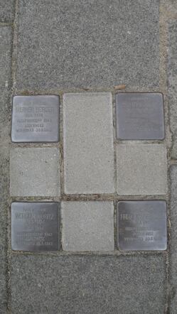 Rechts onder de Stolperstein voor Fritz Tannenwald