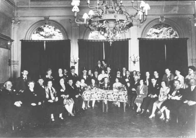 Maria Fieijra-de Vries, second row, first lady from left and Abraham Fieijra in the back before the curtain, about 1930