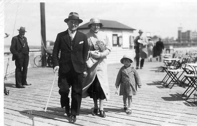 Gezin Alter, mei 1934 op de Pier te Scheveningen.