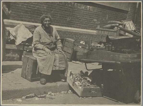 Vrouwtje Spanjar-Bromet, street-trader in the old Jewish quarter, Amsterdam 1941