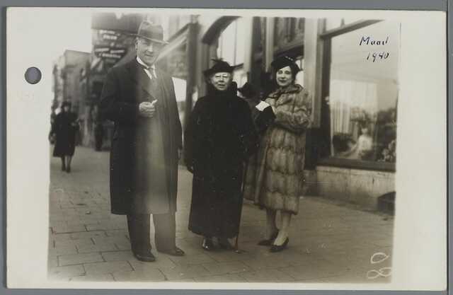Engelina Barents-Swaap between her son Mozes and her daughter Sara, 1940