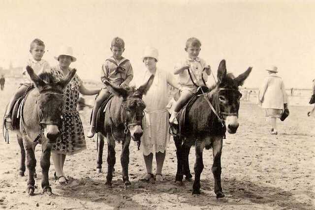 Nanny Wolff (de dame rechts) tussen haar twee zoontjes Jack Manuel (links van haar) en Siegfried Arnold (aan haar rechter zijde).