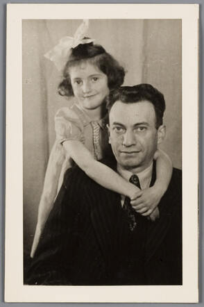 Klara Susanna de Vries met haar vader, ca. 1941