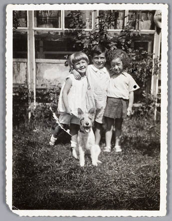 Eva Dormits, geheel rechts, met vriendinnetjes ca. 1934