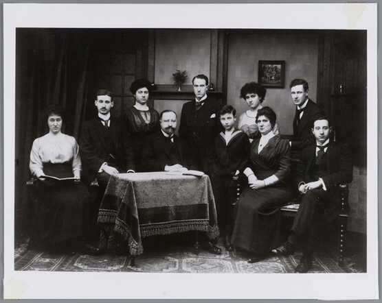 Emma Prins-Lehmann with her spouse Maurits Prins and their eight children, about 1910