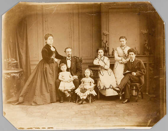 Maximiliaan Hendrik (Hans) Enthoven between his parents, about 1870